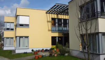 Das Bild zeigt eine Außenaufnahme des Gebäudes an der Pferdebachstraße.