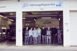 Das Bild zeigt das Team der KFZ-Pflege.