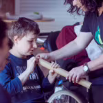 Das Bild zeigt die tiergestützte Therapie.