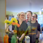 Das Bild zeigt zwei Betreuer und einen Bewohner in der Küche.