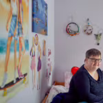 Das Bild zeigt eine der Bewohnerinnen in ihrem Zimmer.