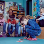 Das Bild zeigt eine Gruppe von Kindern beim Spielen.