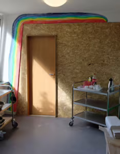 Das Bild zeigt die Tür in der provisorischen Trennwand in der Kita.