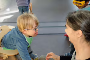 Das Bild zeigt Caroline Heimann und Charly.
