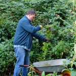 Das Bild zeigt einen der Teilnehmer der Gruppe bei der Arbeit im Garten