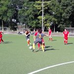 Das Bild zeigt zwei Mannschaften beim Fußballspiel.