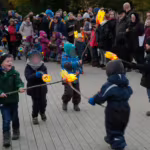 Das Bild zeigt einige Kinder mit Laternen.