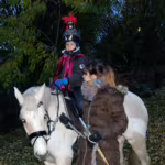 Das Bild zeigt Benett als Sankt Martin auf einem Pferd.