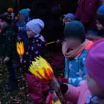 Das Bild zeigt einige Kinder mit Laternen.
