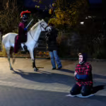 Das Bild zeigt das Martinsspiel mit dem Bettler und Sankt Martin auf dem Pferd.