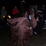 Das Bild zeigt das Pferd (in dem zwei Menschen stecken) beim Martinsspiel.