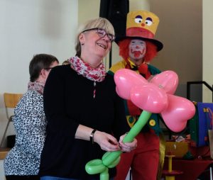 Das Bild zeigt den Clown, der aus Ballons einen Blumenstrauß für Frau Fenske gemacht hat.