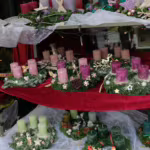 Das Bild zeigt Adventsgestecke und -kränze.