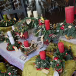 Das Bild zeigt Adventsgestecke und -kränze.