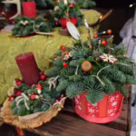 Das Bild zeigt Adventsgestecke und -kränze.