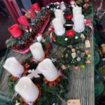 Das Bild zeigt Adventsgestecke und -kränze.