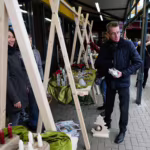 Das Bild zeigt einen Besucher am Verkaufsstand der Kreativwerkstatt.