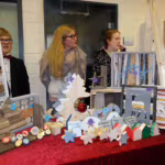 Das Bild zeigt einen Stand mit Holzarbeiten.