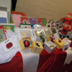 Das Bild zeigt Grußkarten und Weihnachtsbaumkugeln.