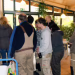 Das Bild zeigt die Schlange am Waffelstand.