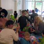 Das Bild zeigt Eltern und Kinder beim Basteln der Laternen.