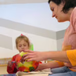 Das Bild zeigt Eltern und Kinder beim Basteln der Laternen.