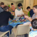 Das Bild zeigt Eltern und Kinder beim Basteln der Laternen.