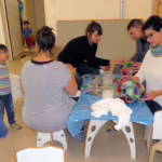 Das Bild zeigt Eltern und Kinder beim Basteln der Laternen.