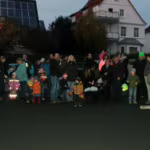 Das Bild zeigt die Gäste und den Posaunenchor auf dem Vorplatz der Kita.