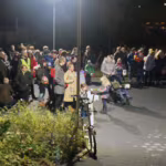 Das Bild zeigt die Gäste und den Posaunenchor auf dem Vorplatz der Kita.