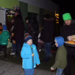 Das Bild zeigt Kinder und Eltern, die sich Essen holen.